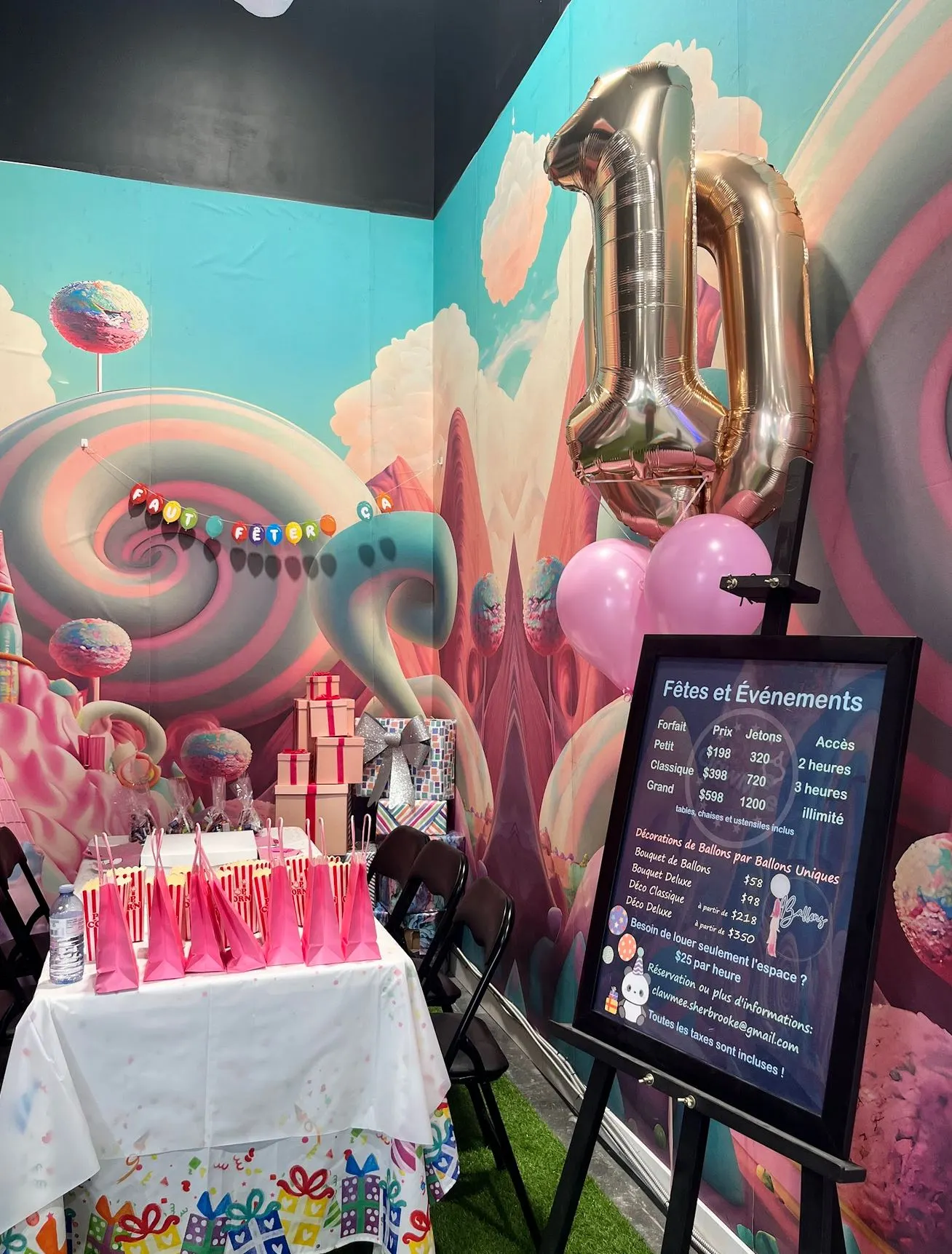 Coin de fête candyland avec ballon chiffre géant, sacs à surprises et cadeaux