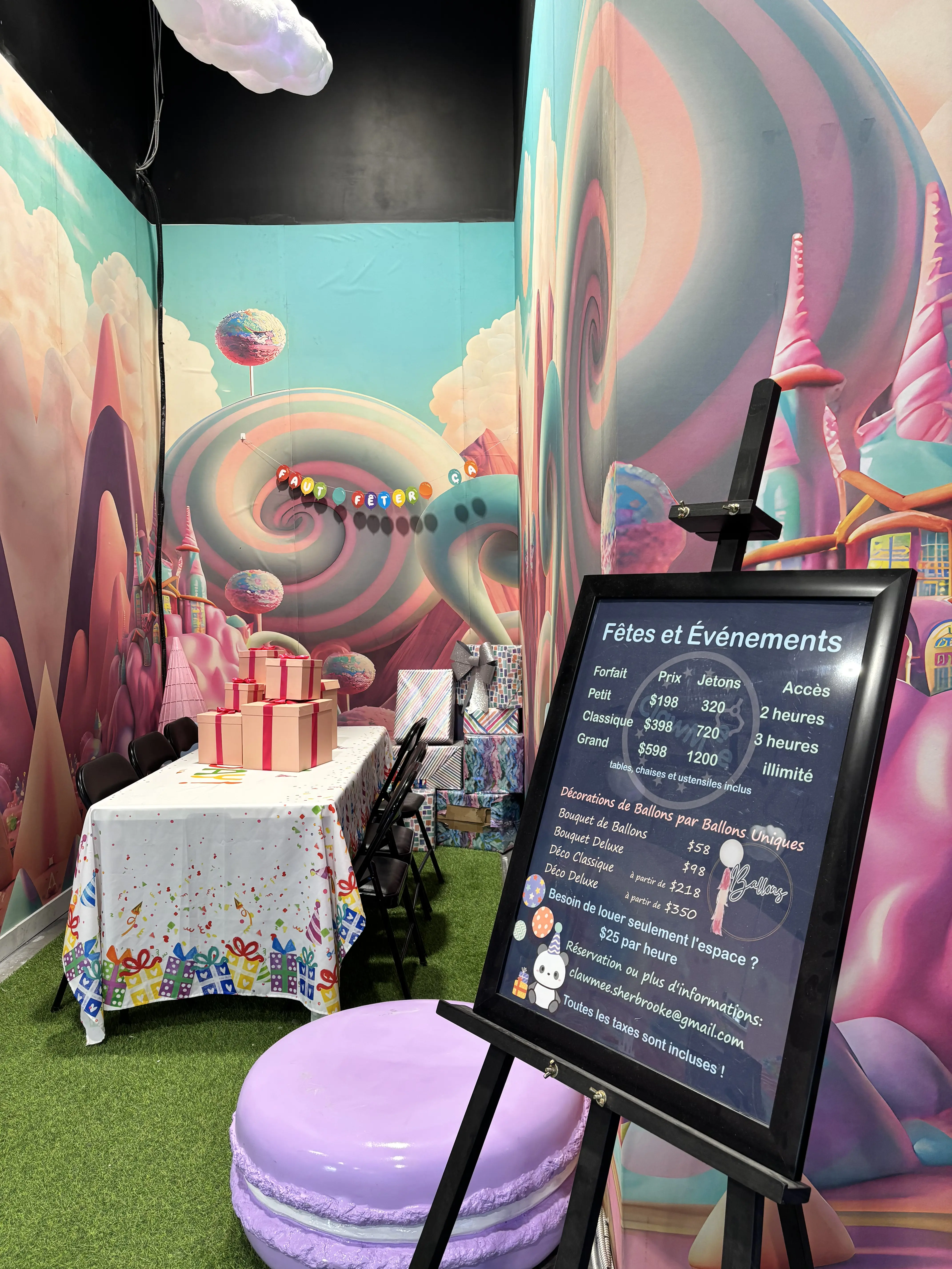 Table de cadeaux d'anniversaire devant le décor candyland chez ClawMee Sherbrooke