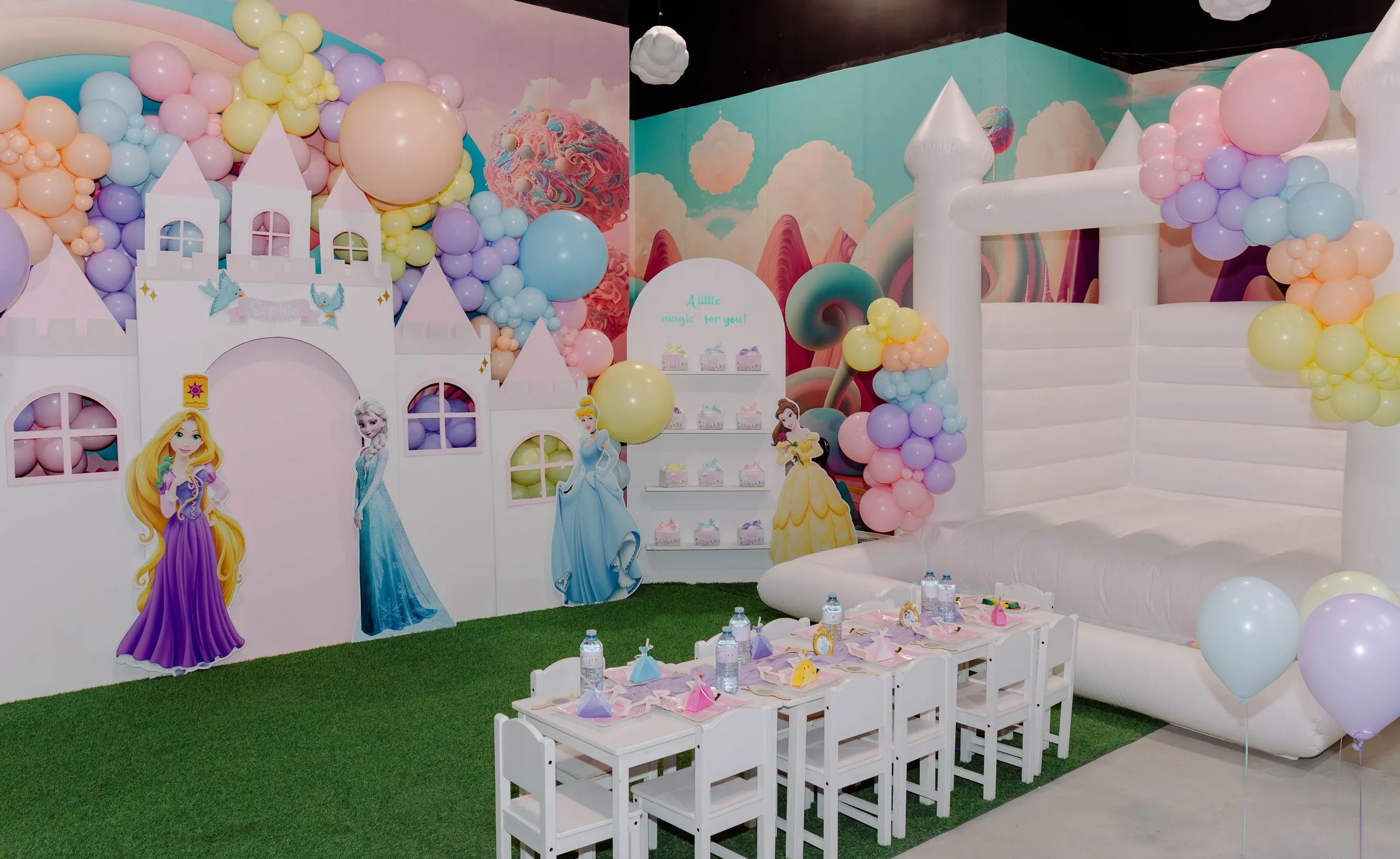 Décor de fête d'anniversaire princesse : château, arche de ballons pastel et jeu gonflable chez ClawMee Sherbrooke
