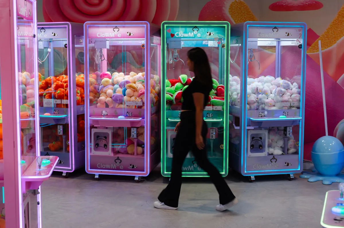 Machines à pince colorées remplies de toutous chez ClawMee Sherbrooke